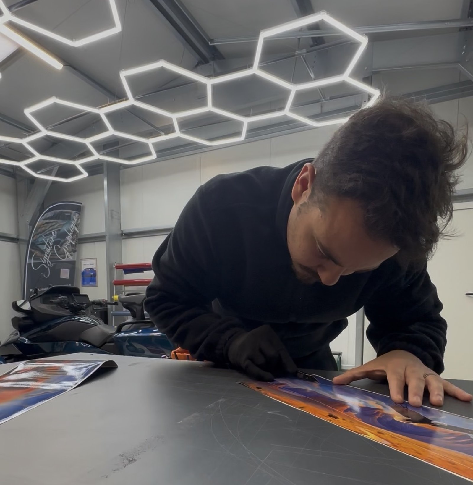 Pose d'un kit déco sur-mesure dans l'atelier Signature Graphique à La Ferté-Bernard