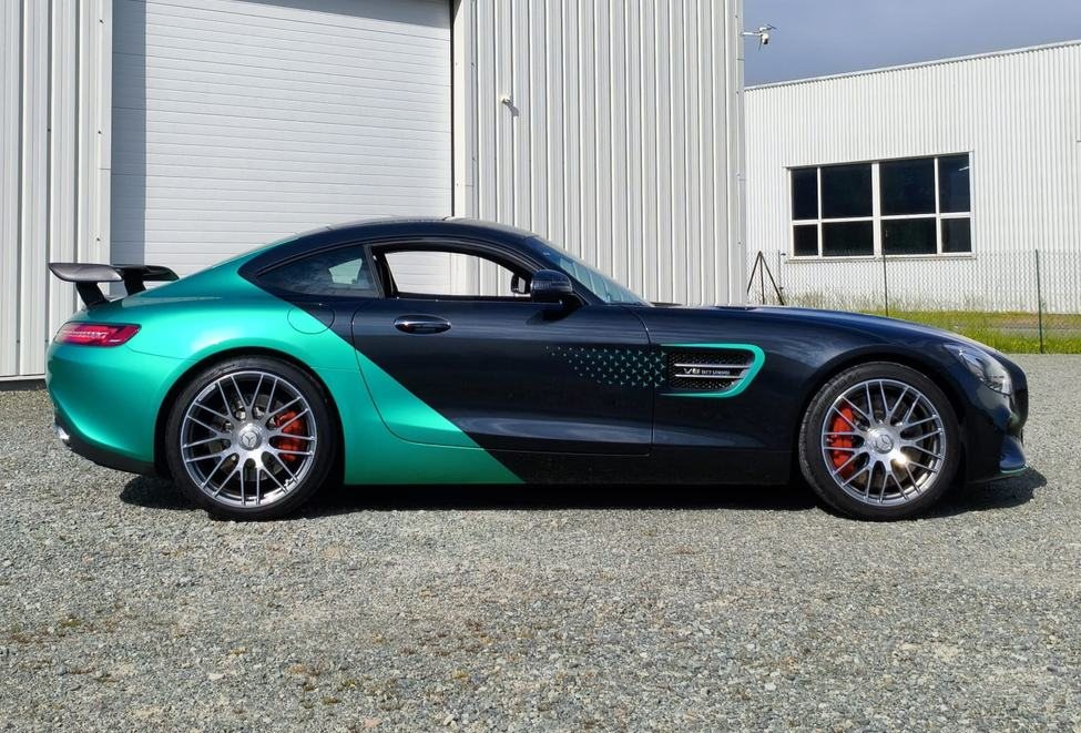 Mercedes-AMG GT covering iridescent — vue 4