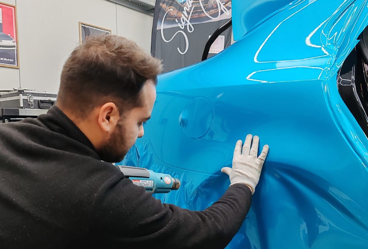 Saab 9-3 covering et marquage — pose en atelier