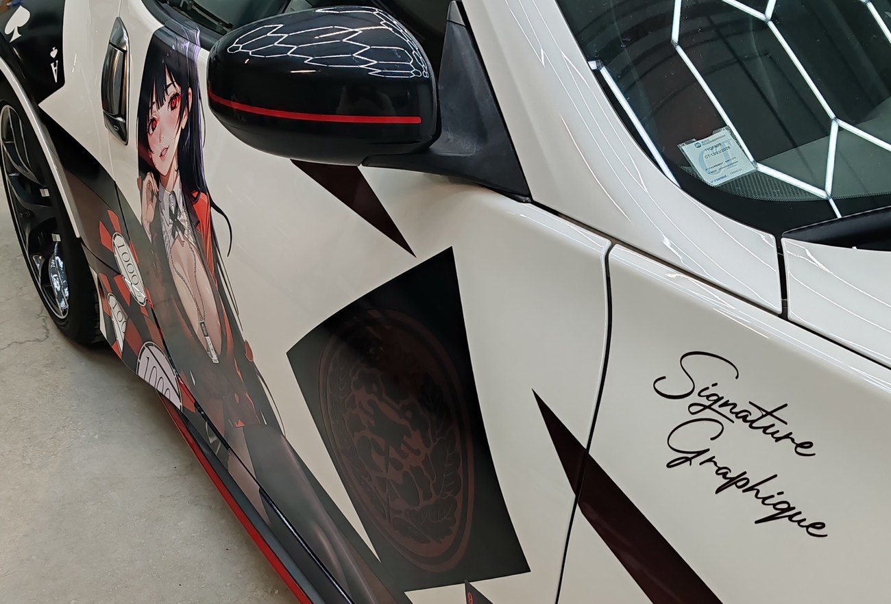 Nissan 370Z kit déco — détail rétroviseur et signature atelier