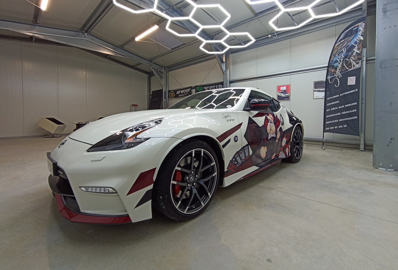Nissan 370Z kit déco — vue avant ¾ atelier