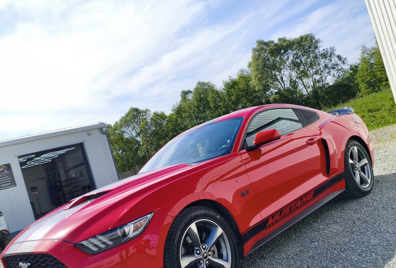 Ford Mustang bandes rouge et noir — vue trois-quarts avant devant l'atelier