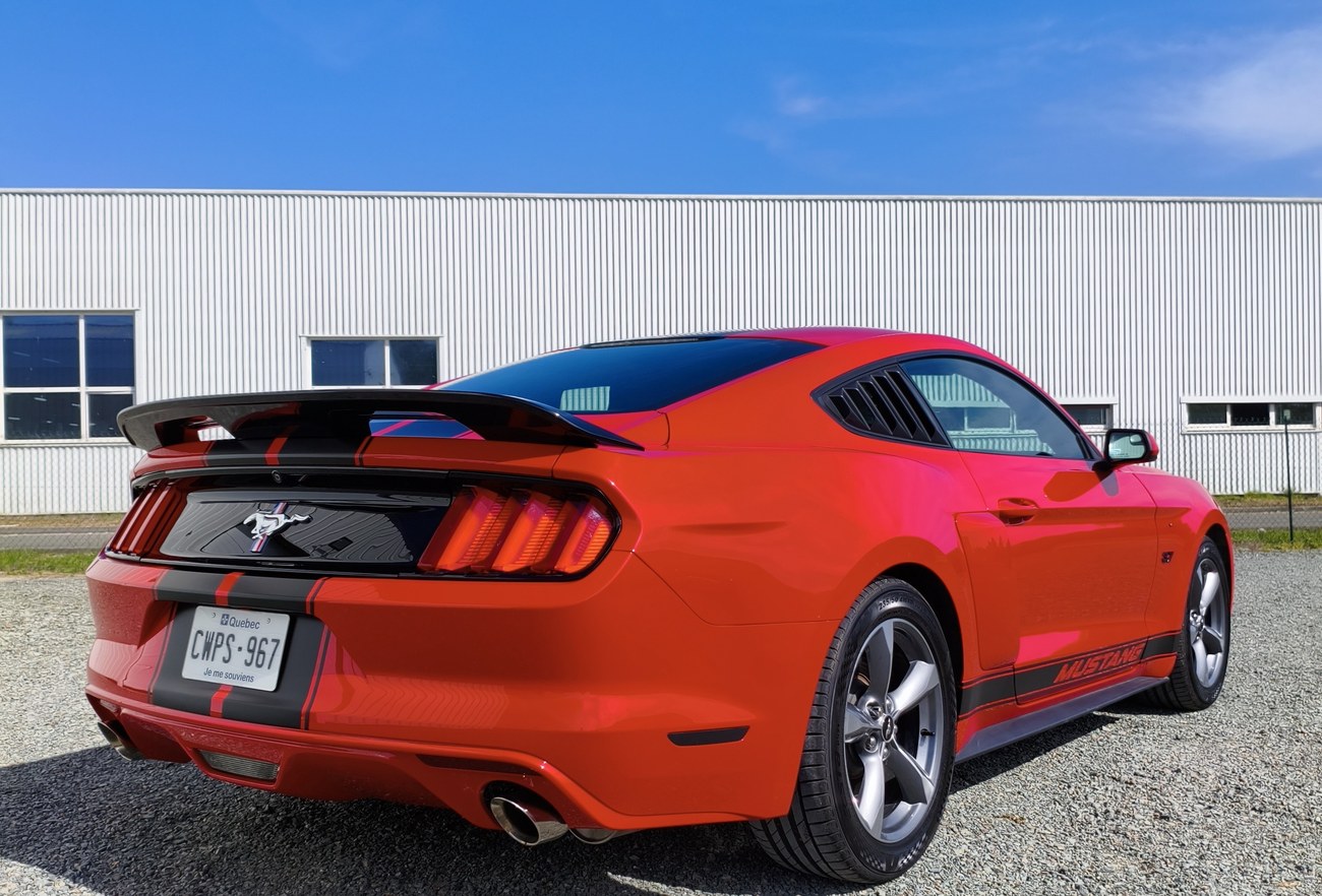 Ford Mustang bandes rouge et noir — vue trois-quarts arrière