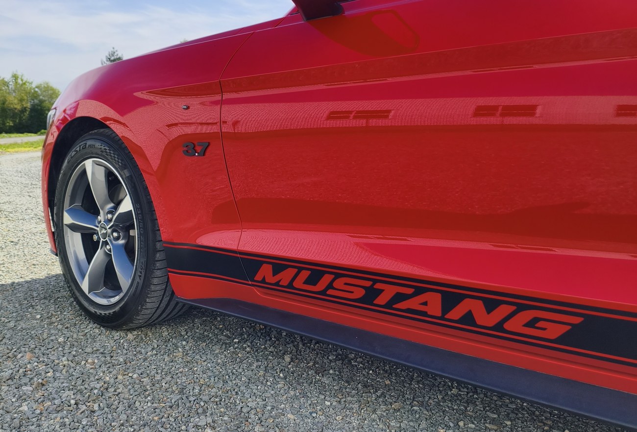 Ford Mustang bandes rouge et noir — détail bas de caisse « Mustang »