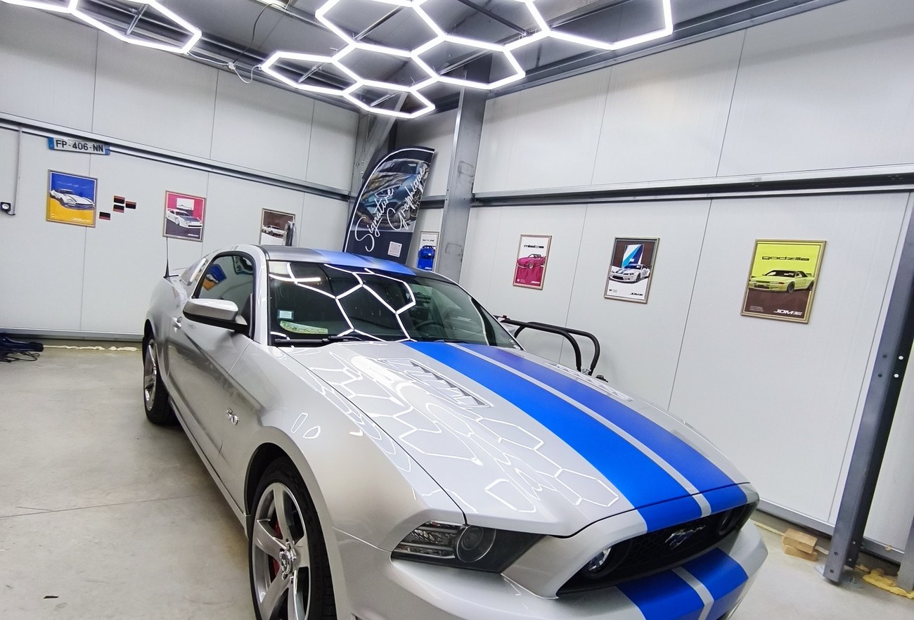 Ford Mustang bandes bleu et blanc — vue trois-quarts avant dans l'atelier