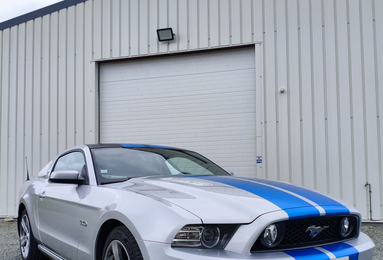 Ford Mustang bandes bleu et blanc — vue trois-quarts avant en extérieur