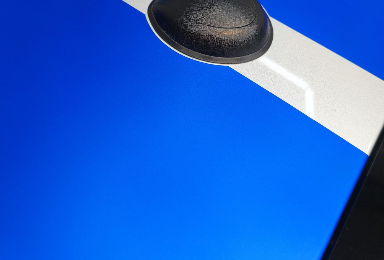 Ford Mustang bandes bleu et blanc — détail finition capot
