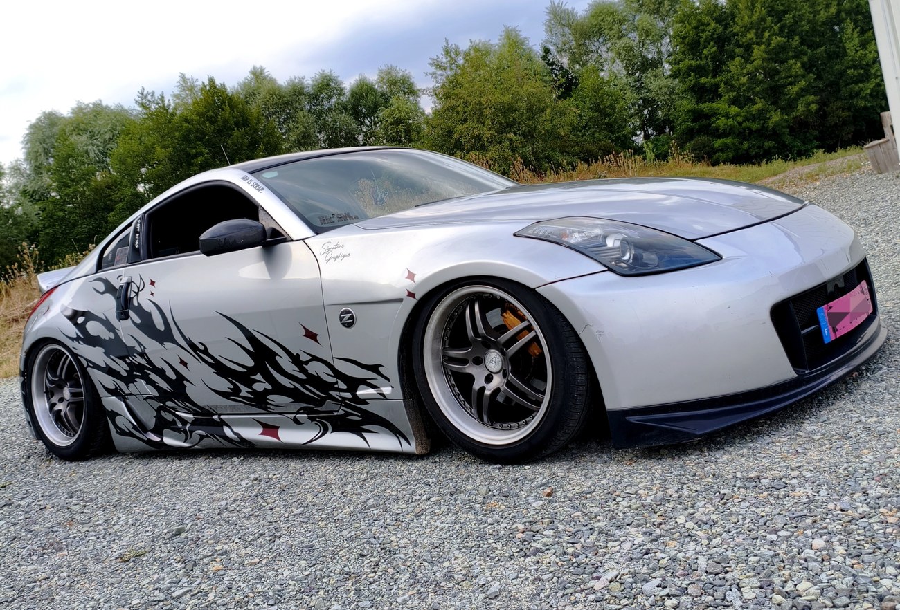 Nissan 350Z flammes tribales — vue trois-quarts avant en extérieur