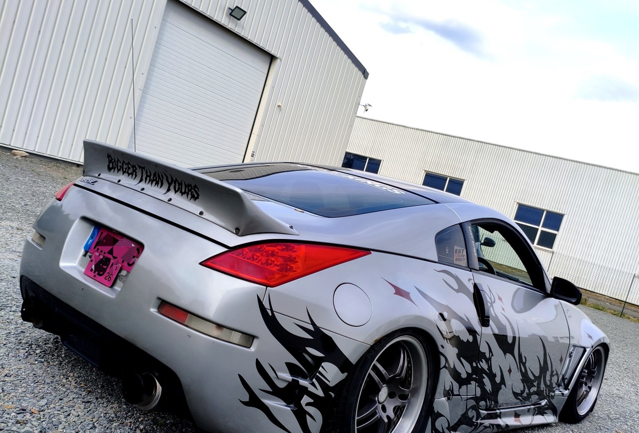 Nissan 350Z flammes tribales — détail aileron et vue arrière