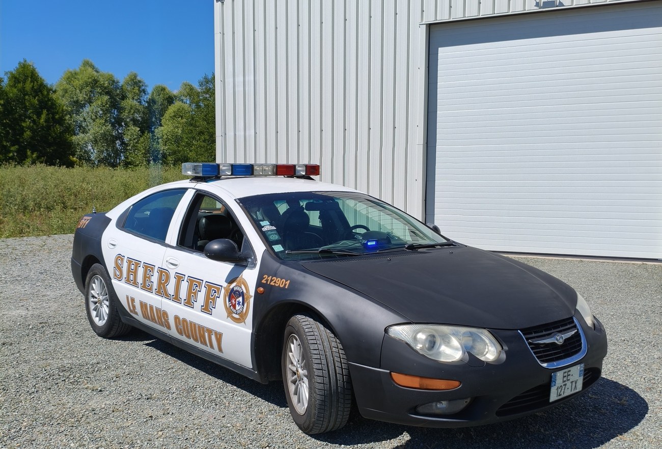 Chrysler 300M Sheriff Le Mans County — vue trois-quarts avant en extérieur