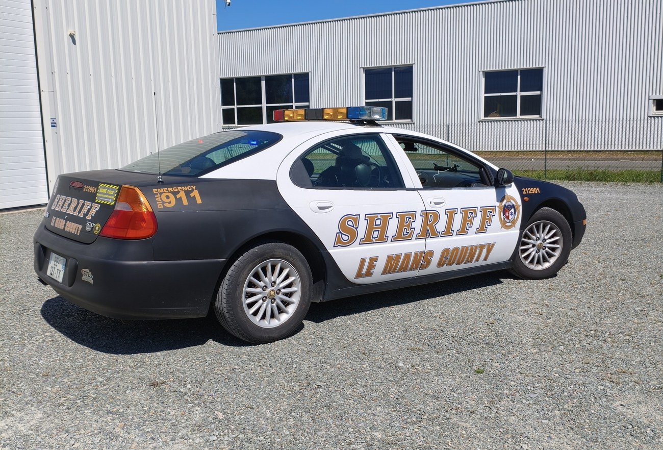 Chrysler 300M Sheriff Le Mans County — vue trois-quarts arrière
