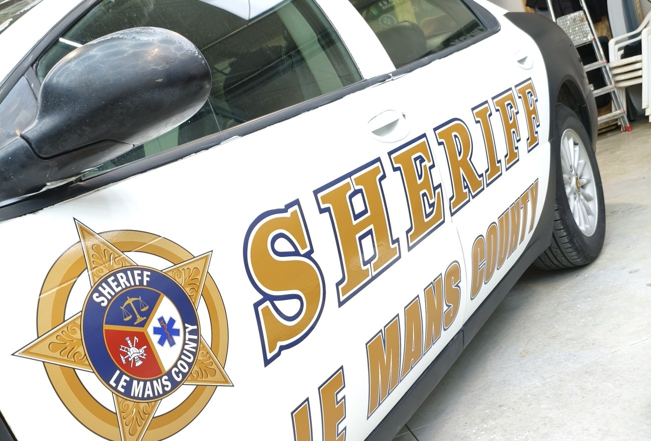 Chrysler 300M Sheriff Le Mans County — détail écusson étoile et lettrage