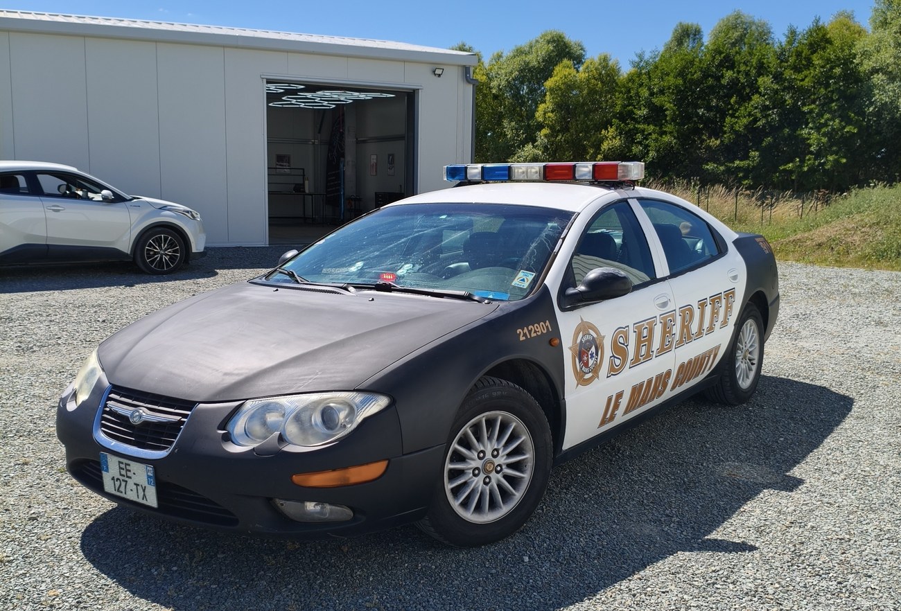 Chrysler 300M Sheriff Le Mans County — vue avant devant l'atelier