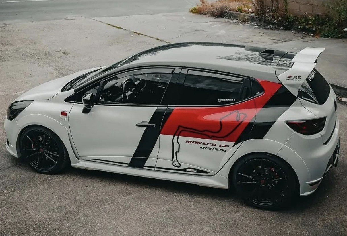 Renault Clio RS Monaco GP — vue latérale complète en extérieur