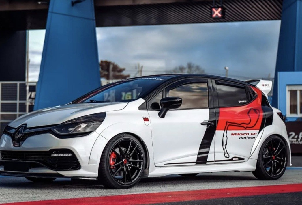 Renault Clio RS Monaco GP — vue latérale sur circuit