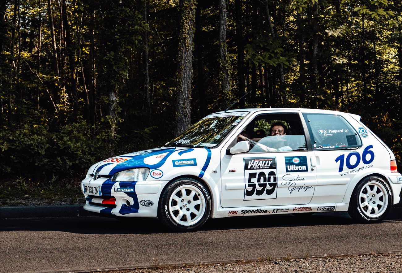 Peugeot 106 S16 rallye — vue latérale en forêt