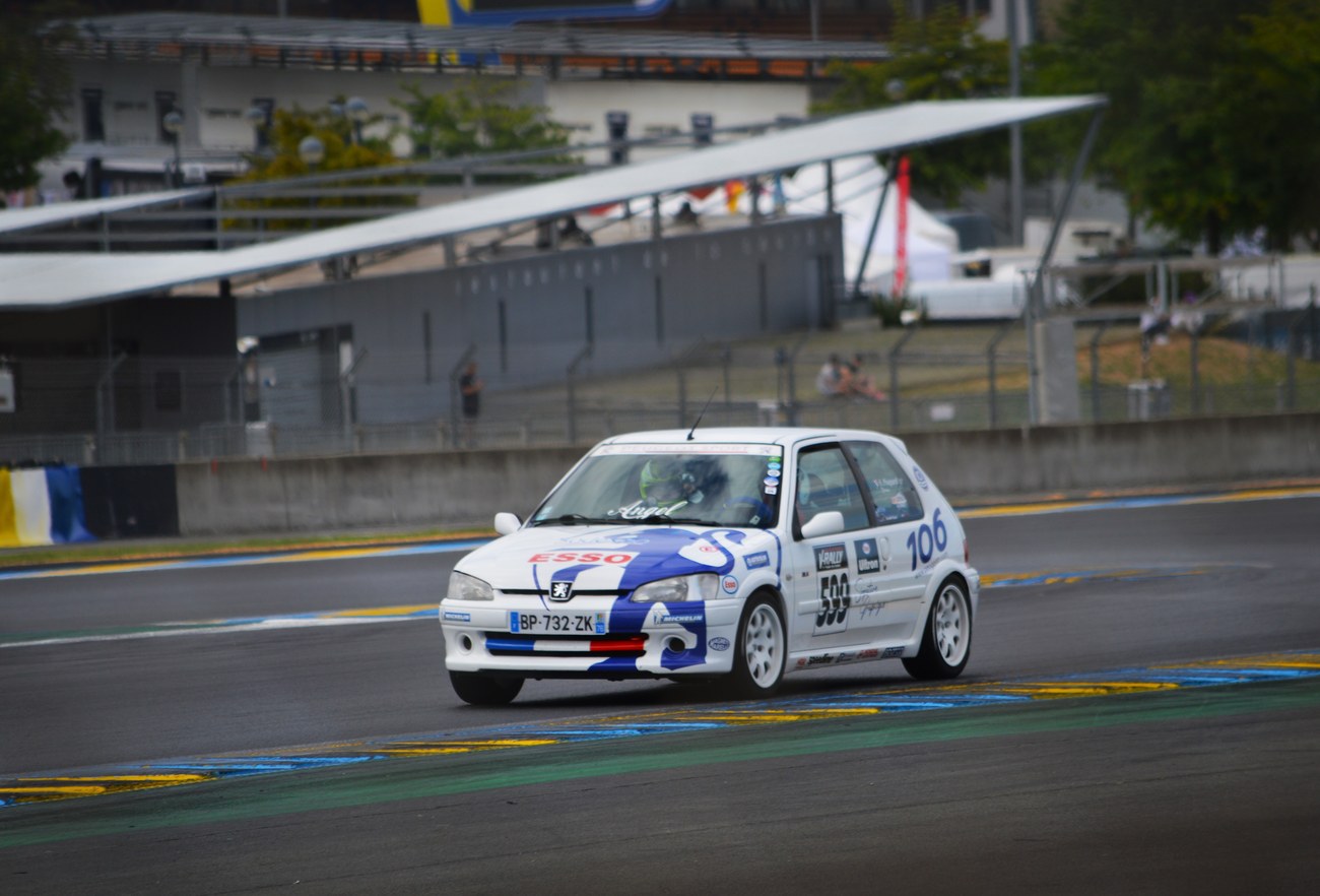 Peugeot 106 S16 rallye — vue trois-quarts avant sur circuit