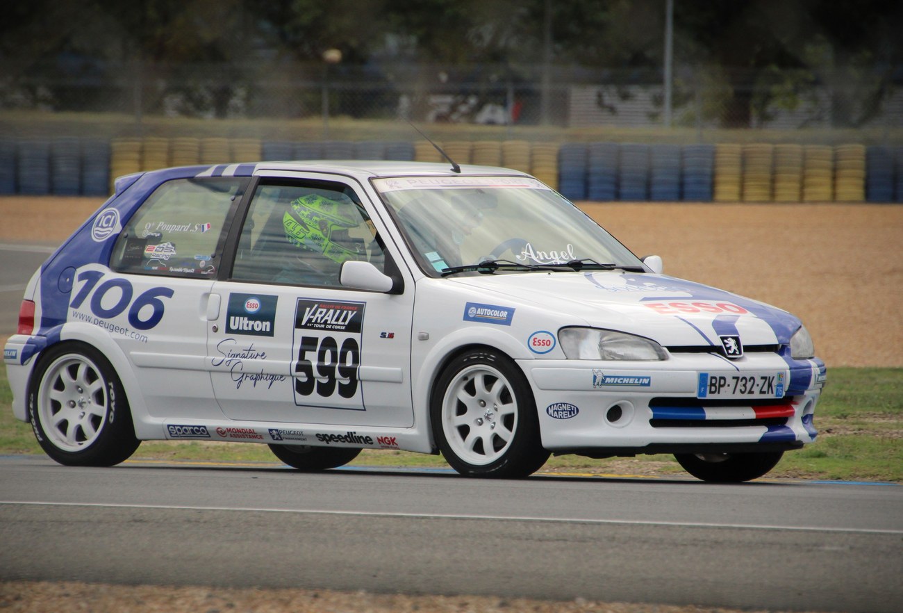 Peugeot 106 S16 rallye — vue trois-quarts avant sur circuit du Mans