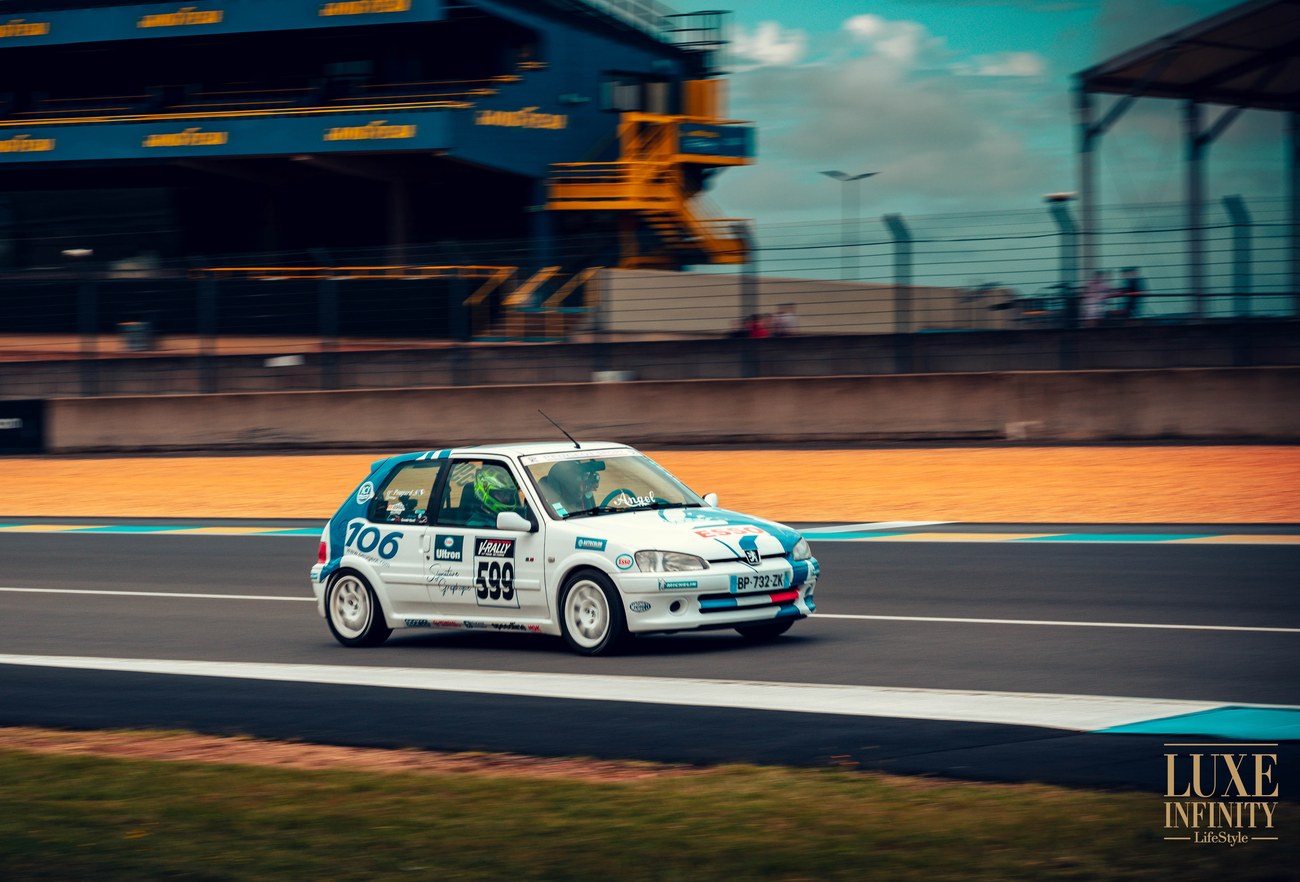 Peugeot 106 S16 rallye — vue latérale en action sur circuit