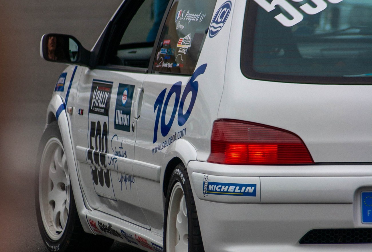 Peugeot 106 S16 rallye — détail bas de caisse et signature Signature Graphique