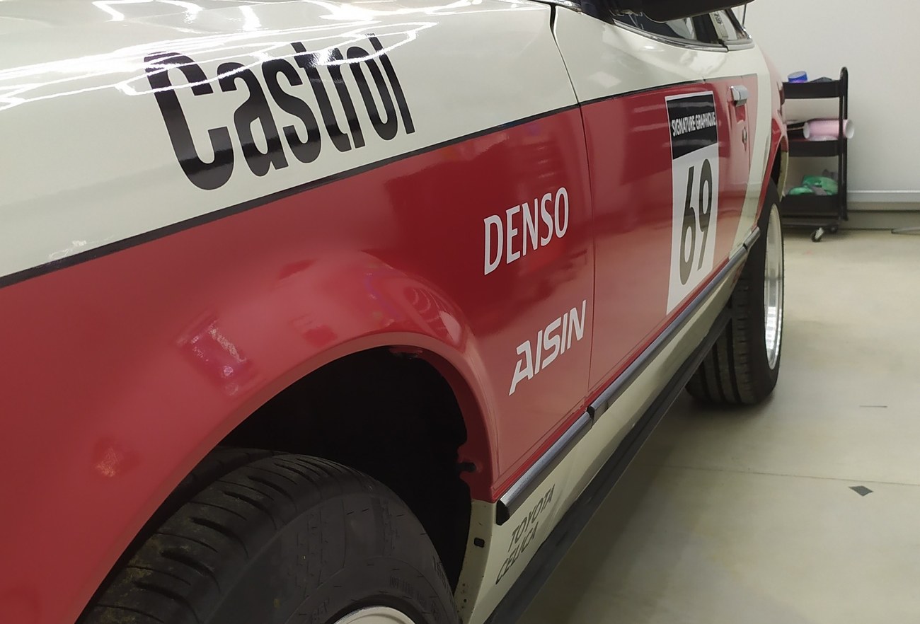 Toyota Celica Toyota Team Europe n°69 — vue latérale devant l'atelier