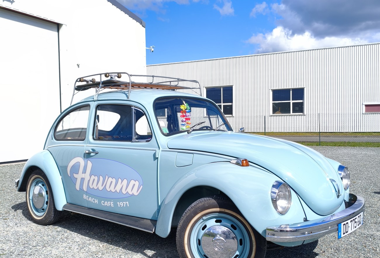 Volkswagen Coccinelle Havana Beach Café — vue latérale complète
