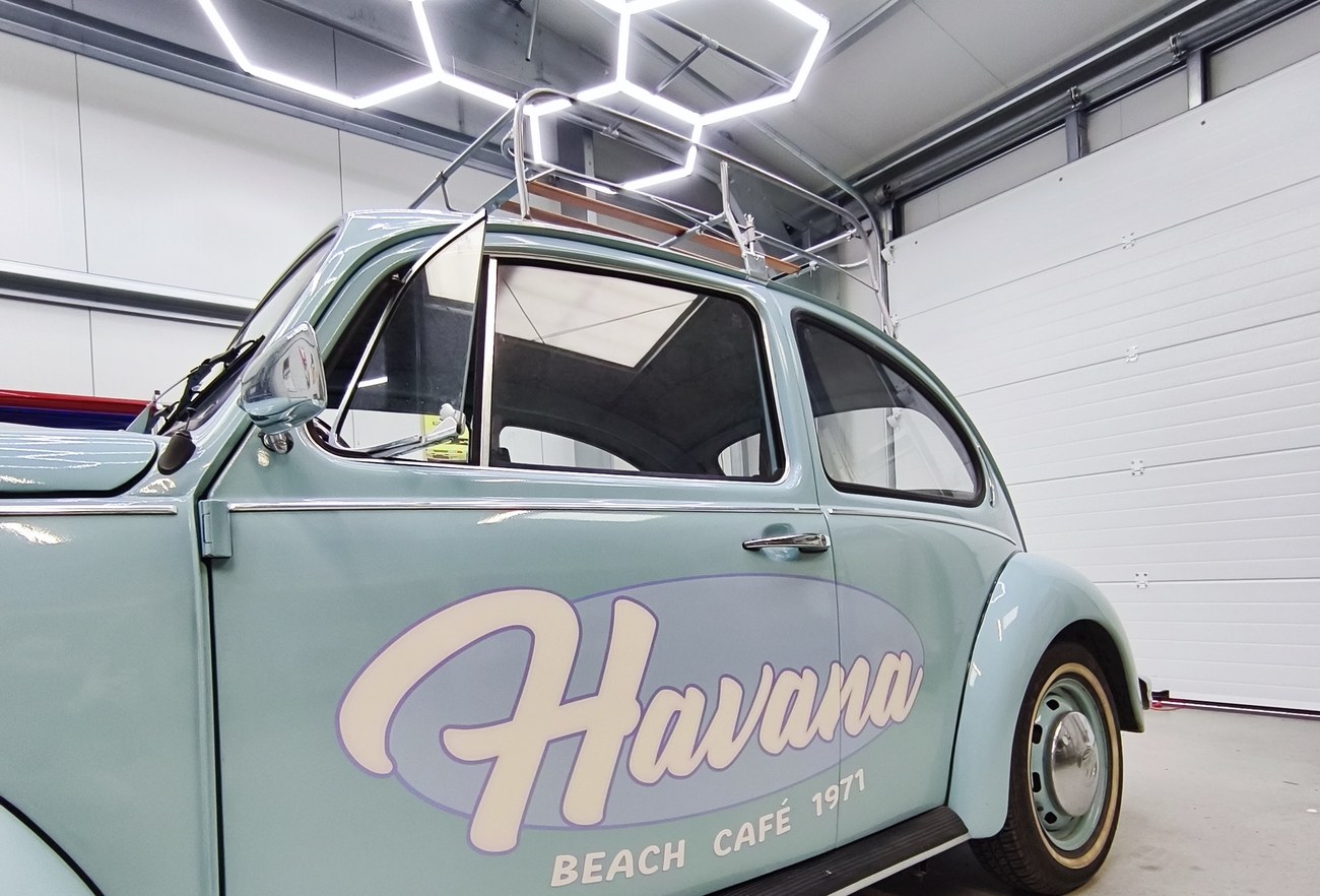 Volkswagen Coccinelle Havana Beach Café — vue d'ensemble du flanc