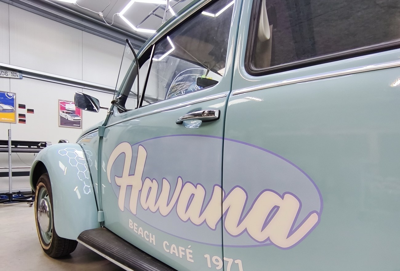 Volkswagen Coccinelle Havana Beach Café — détail du logo sur la portière