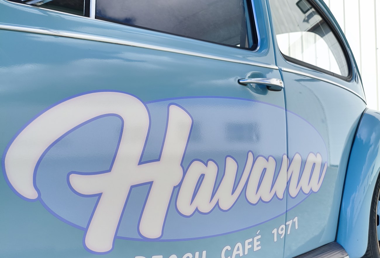 Volkswagen Coccinelle Havana Beach Café — gros plan sur le lettrage