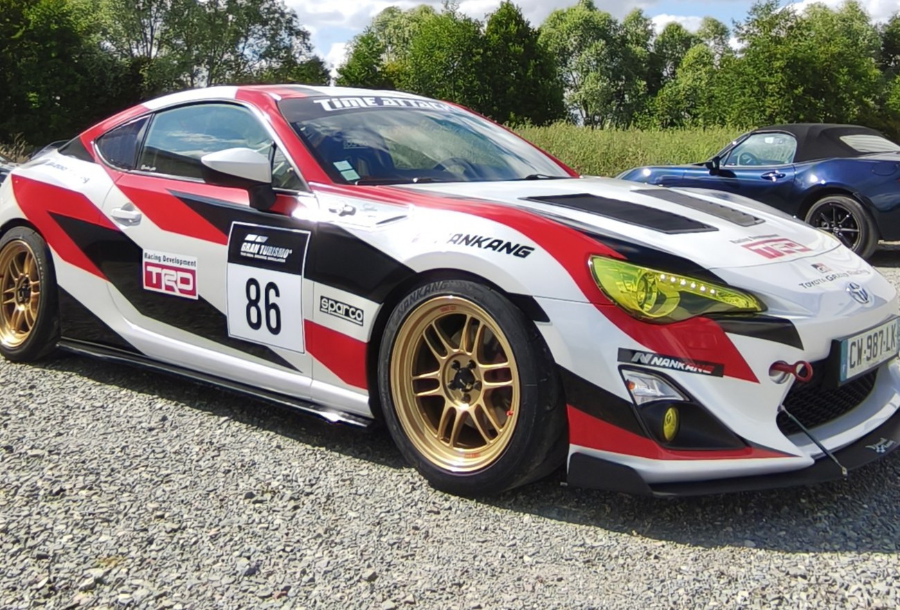Toyota GT86 livrée Time Attack — vue avant ¾ atelier