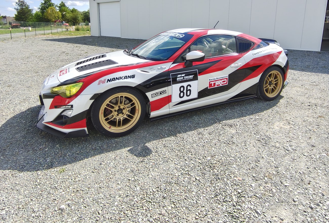 Toyota GT86 livrée Time Attack — vue avant ¾