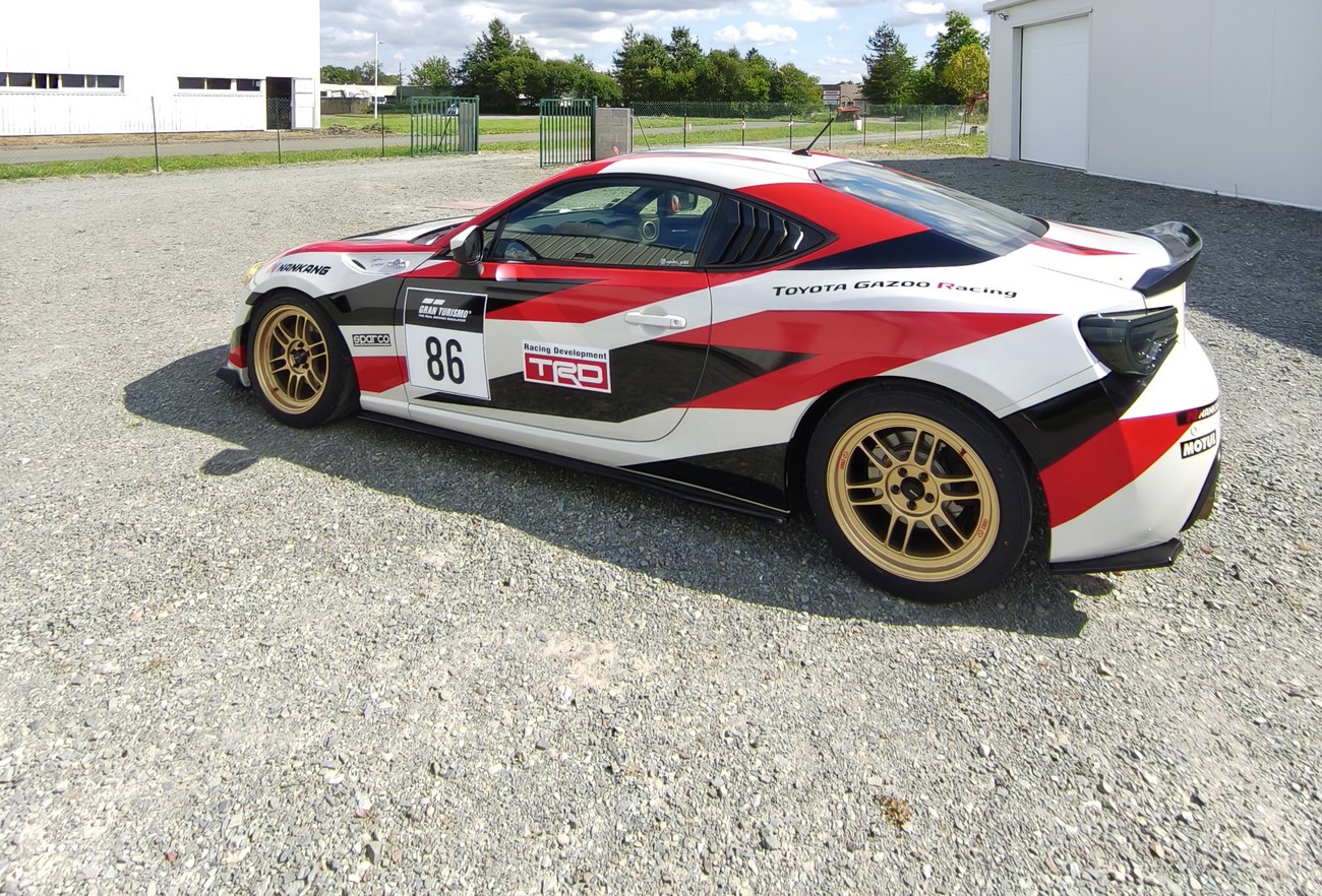 Toyota GT86 livrée Time Attack — vue latérale complète
