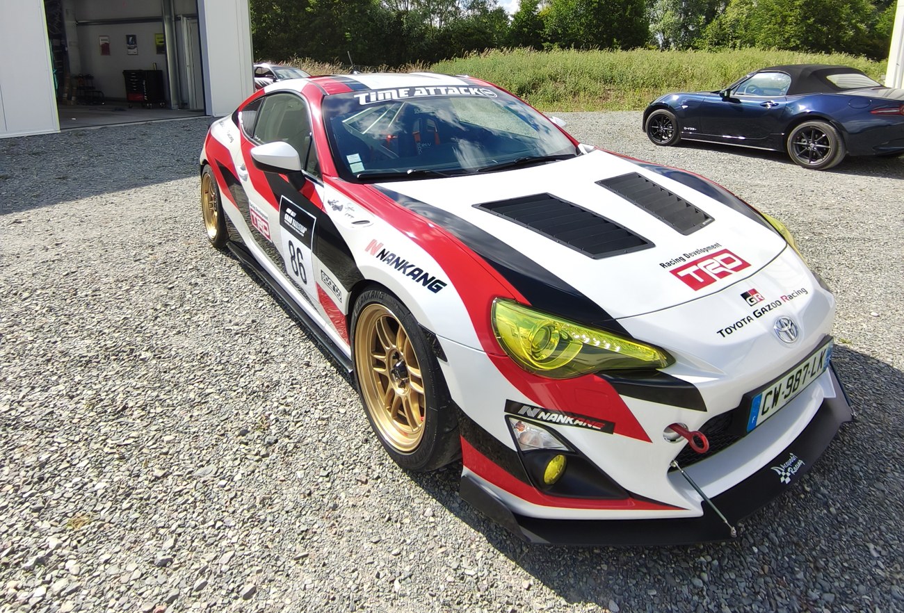 Toyota GT86 livrée Time Attack — vue avant ¾ armature