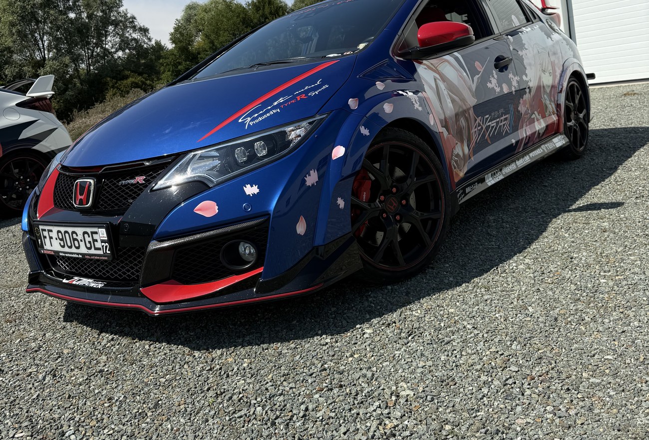 Honda Civic Type R kit déco manga sakura — vue avant ¾