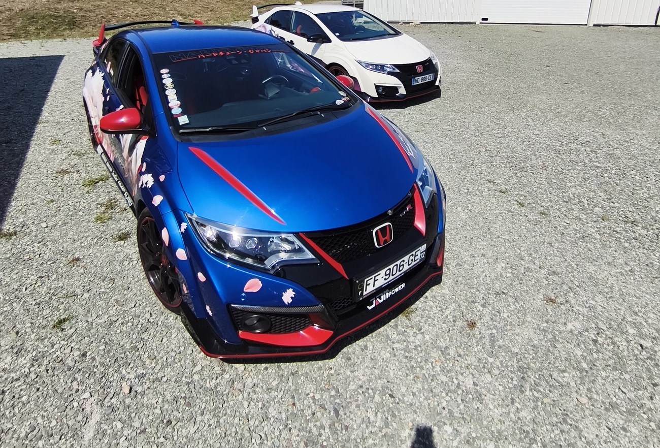 Honda Civic Type R kit déco manga sakura — vue avant ¾ atelier
