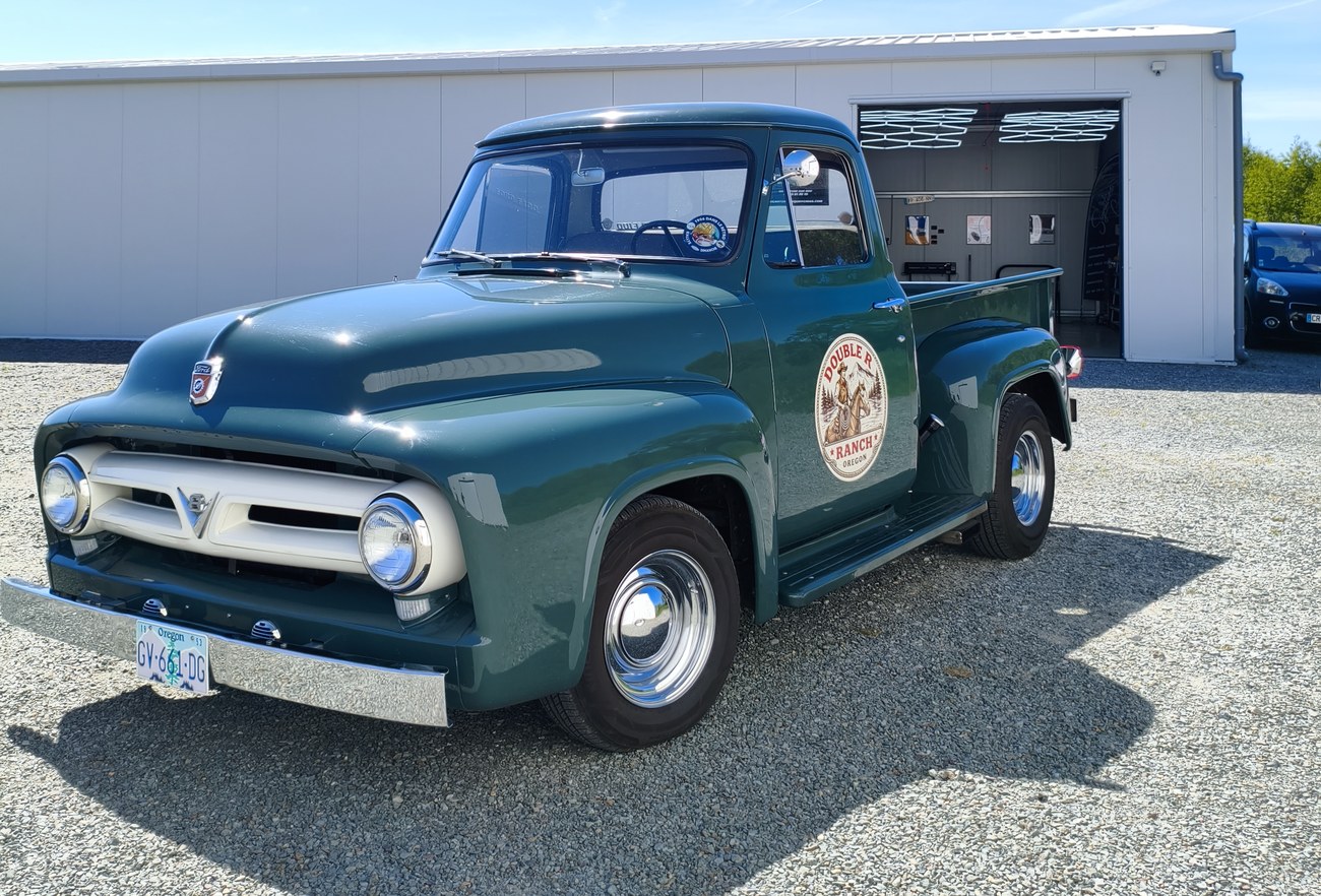Ford F-100 Double R Ranch — vue avant ¾ atelier
