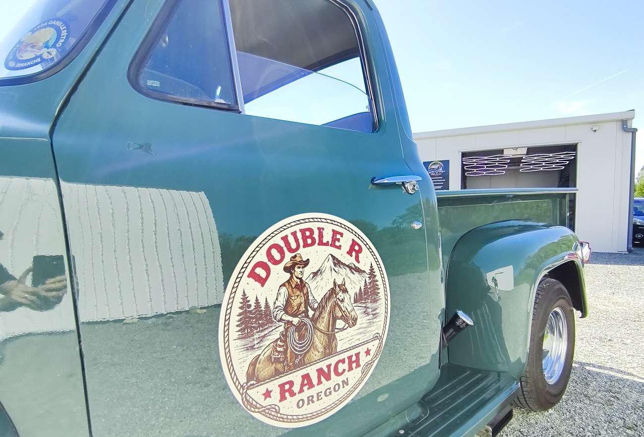Ford F-100 Double R Ranch — détail logo portière atelier