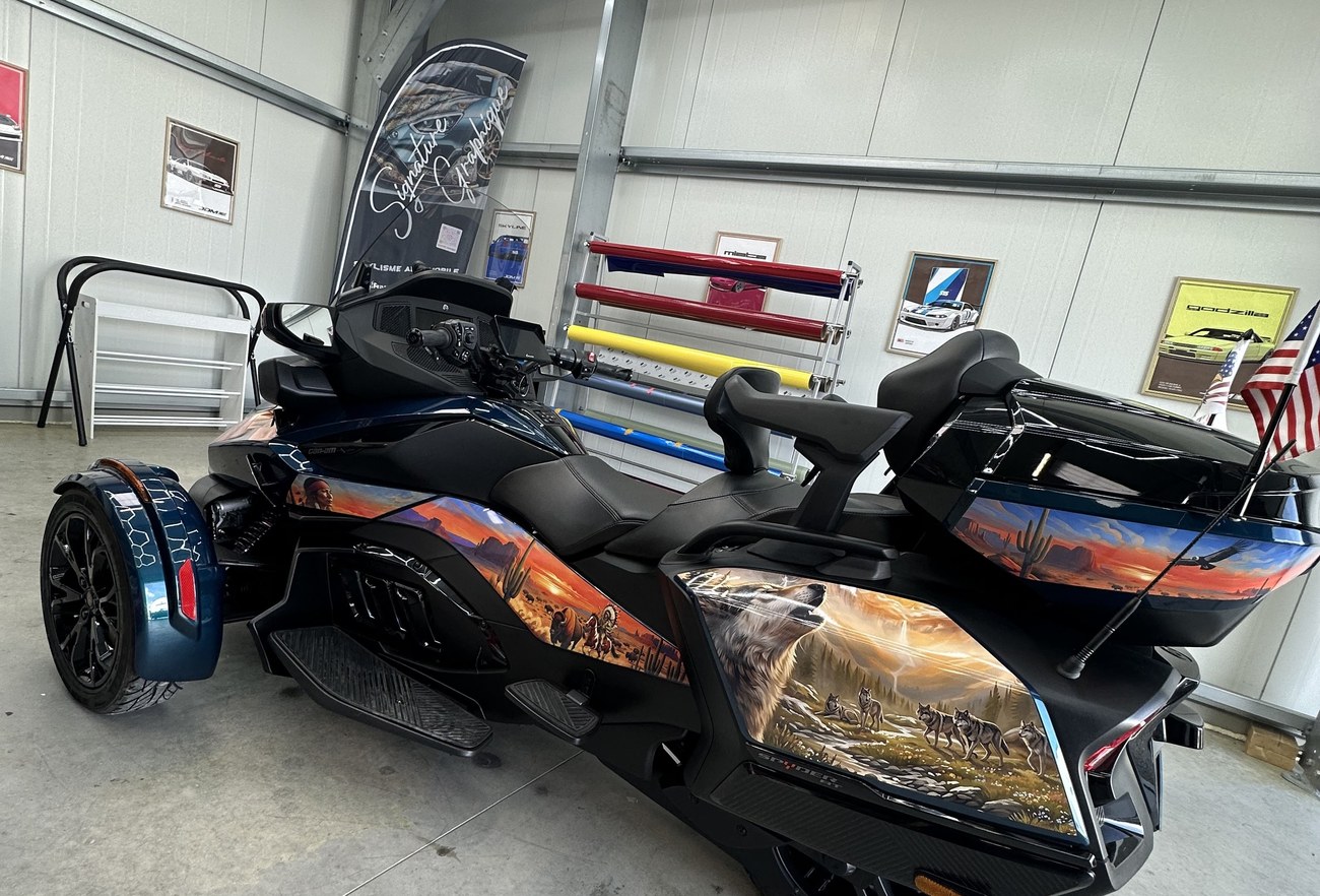 Can-Am Spyder RT kit déco — vue latérale complète, ours et cavaliers