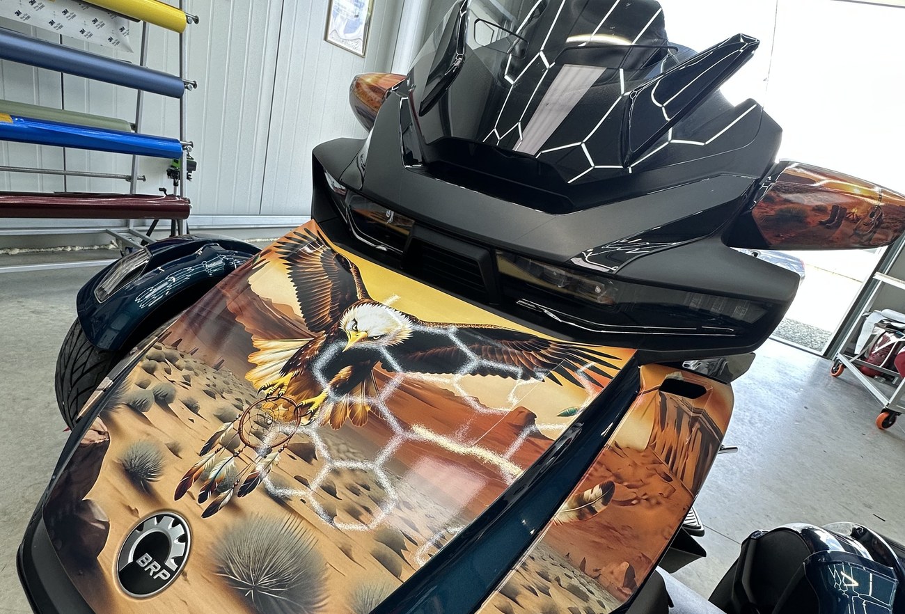 Can-Am Spyder RT kit déco — détail capot aigle et attrape-rêves