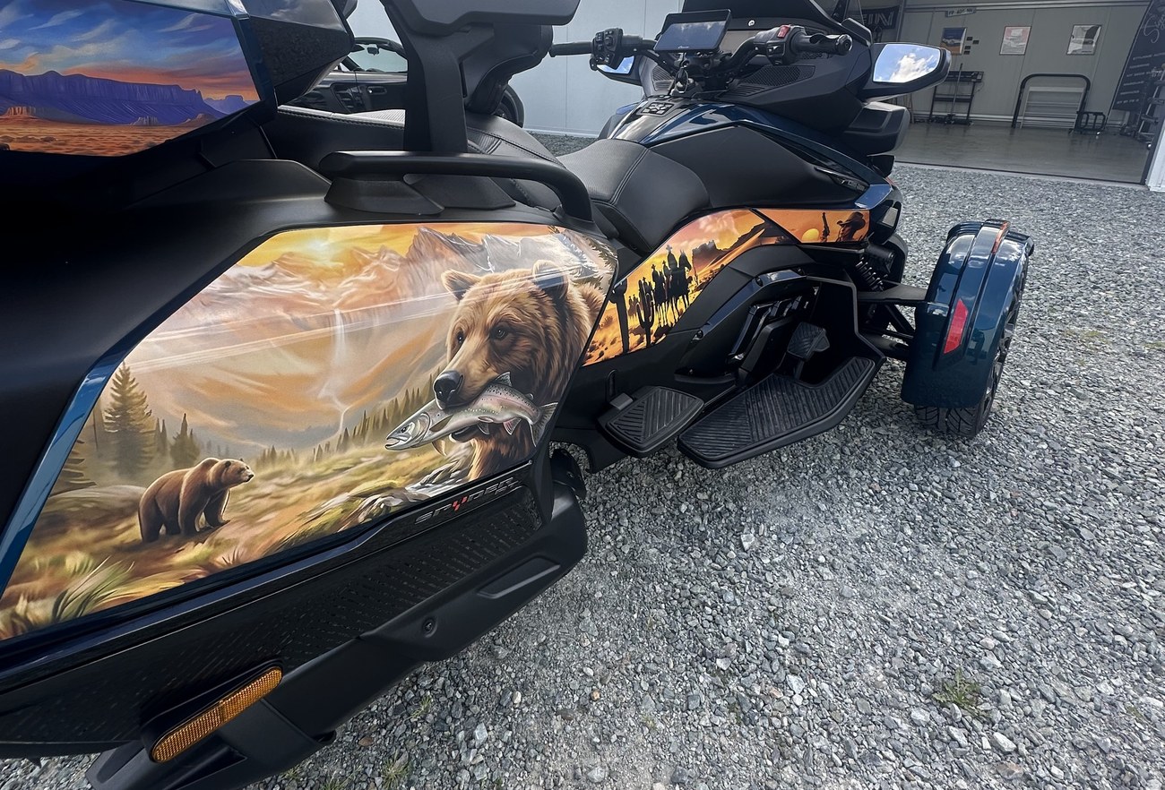Can-Am Spyder RT kit déco — panneau ours et scène de cavaliers