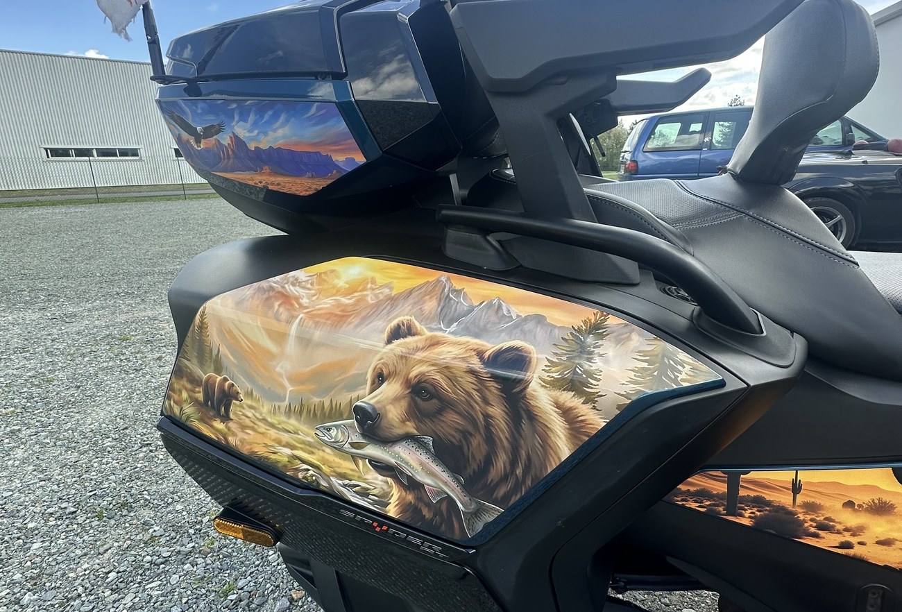 Can-Am Spyder RT kit déco — détail ours grizzly et saumon