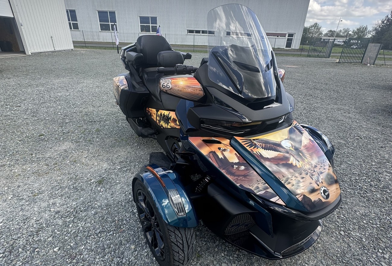 Can-Am Spyder RT kit déco — vue trois-quarts avant, plaque Route 66