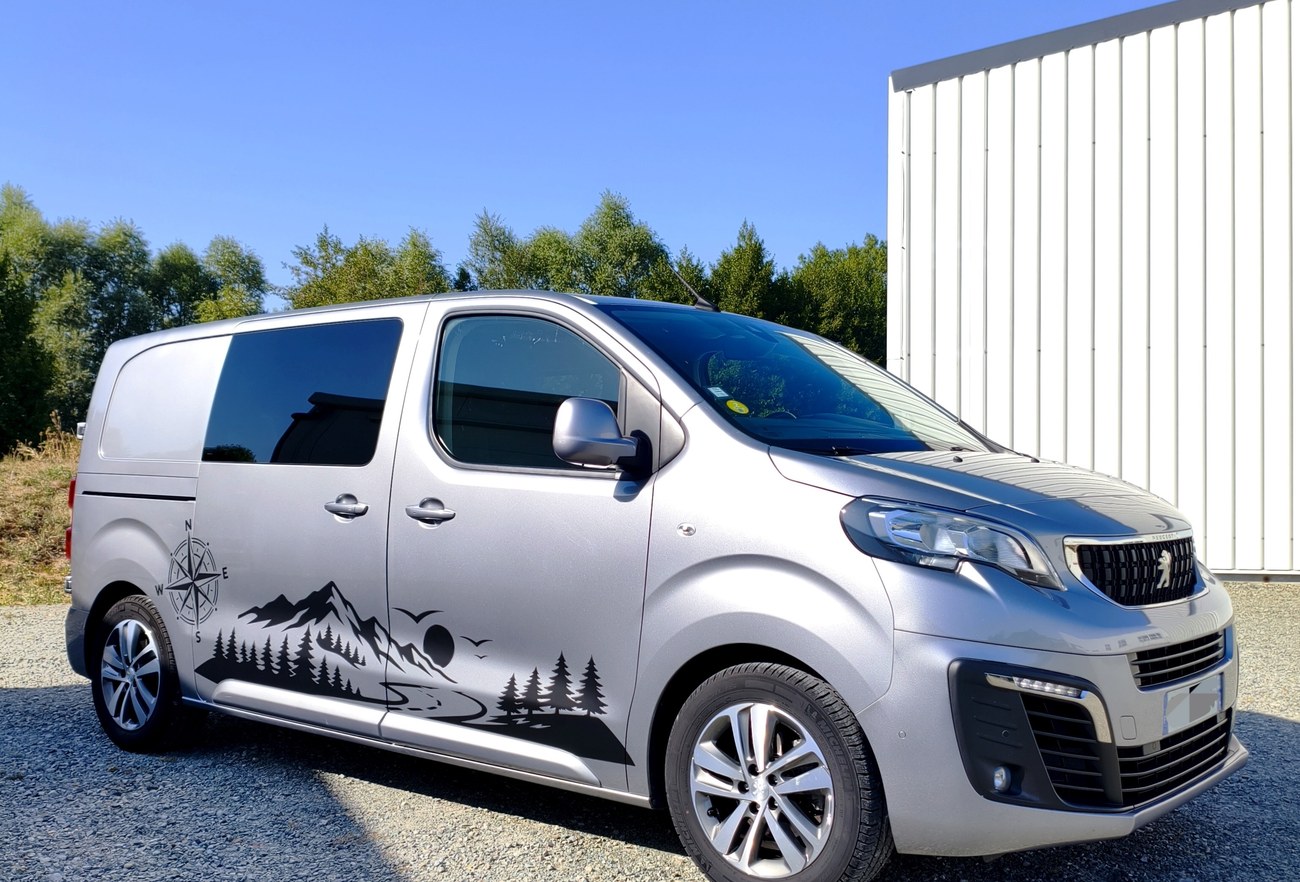 Peugeot Expert kit déco — vue latérale complète, montagne et boussole