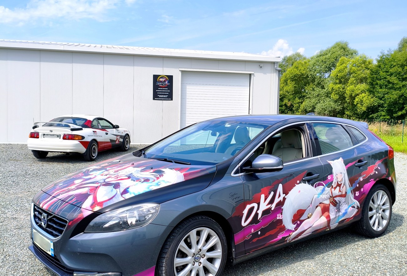 Volvo V40 kit déco OKA — vue trois-quarts avant devant l'atelier