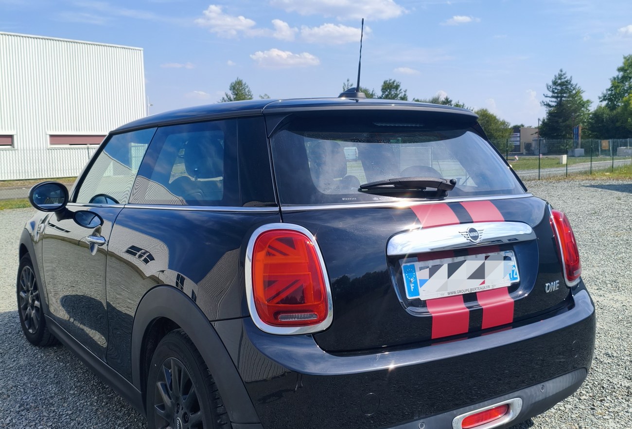 MINI Cooper bandes rallye — vue trois-quarts arrière