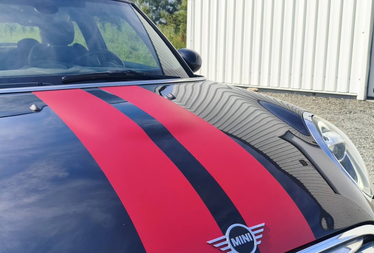 MINI Cooper bandes rallye — détail capot et logo