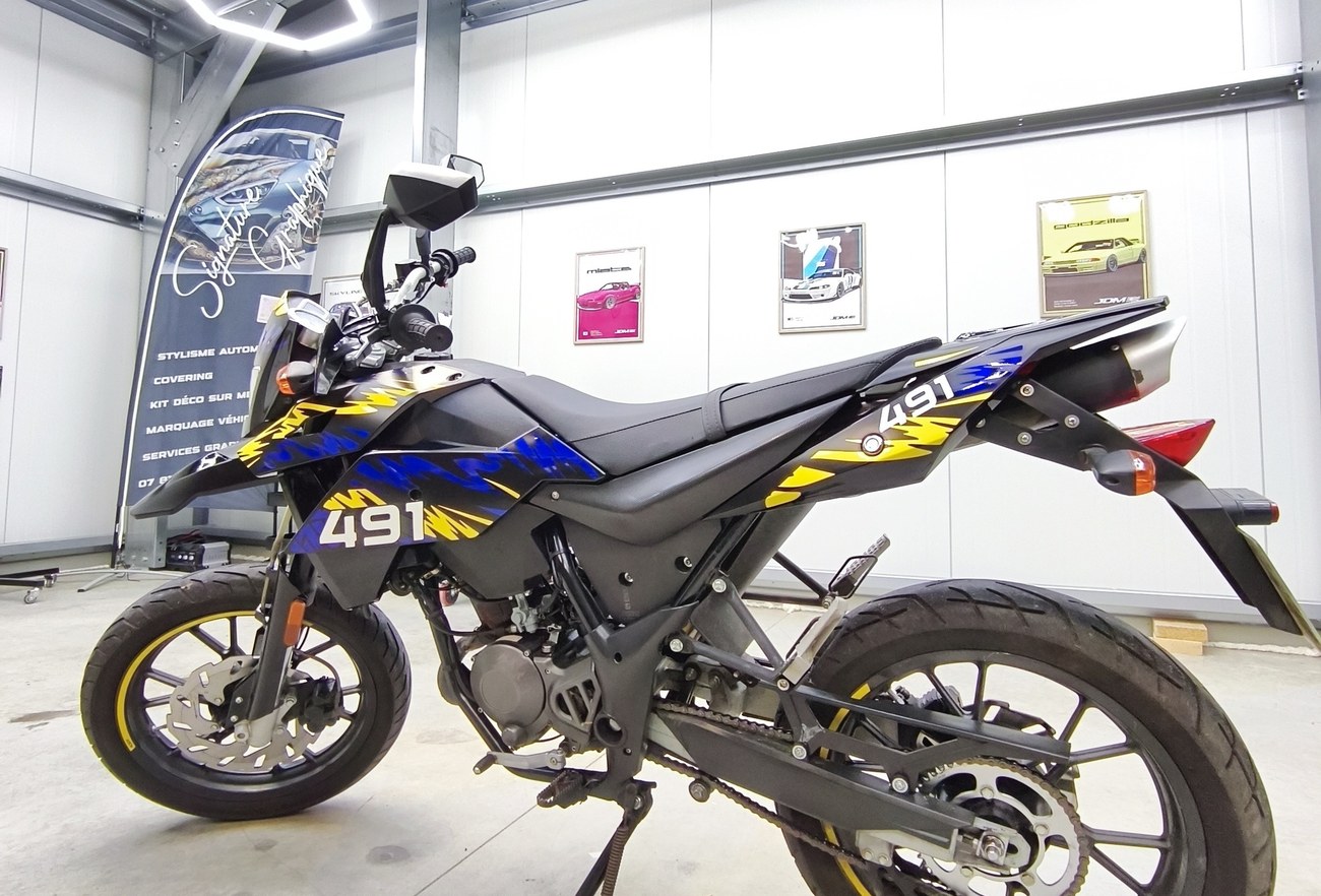 Moto kit déco éclairs — vue latérale complète dans l'atelier