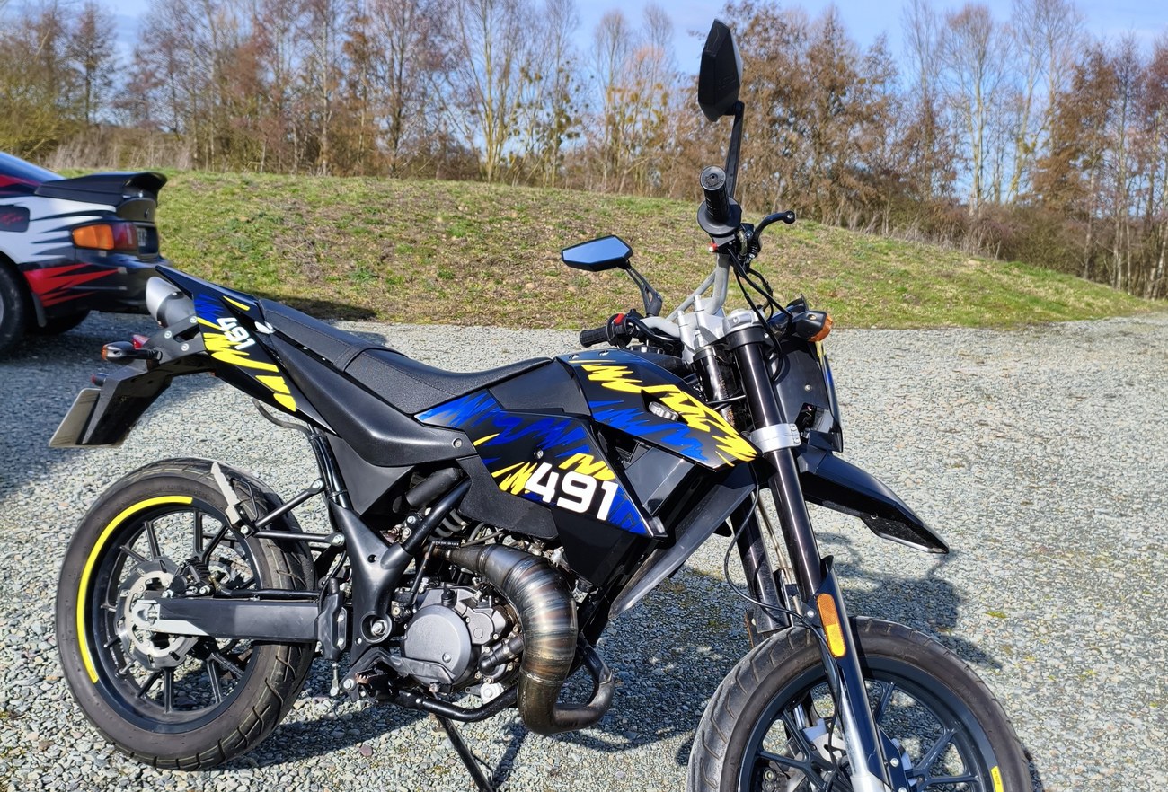 Moto kit déco éclairs — vue trois-quarts avant en extérieur