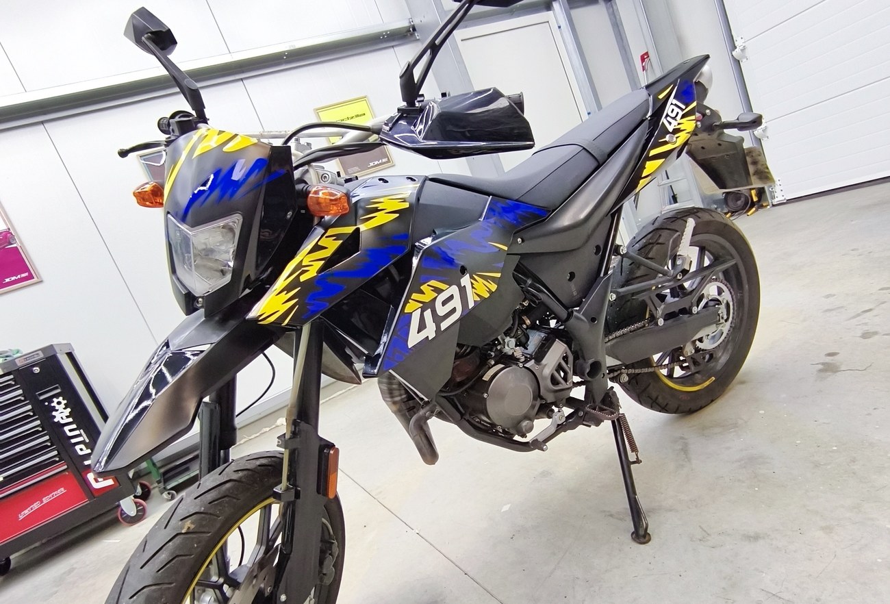 Moto kit déco éclairs — détail carénage avant et plaque 491