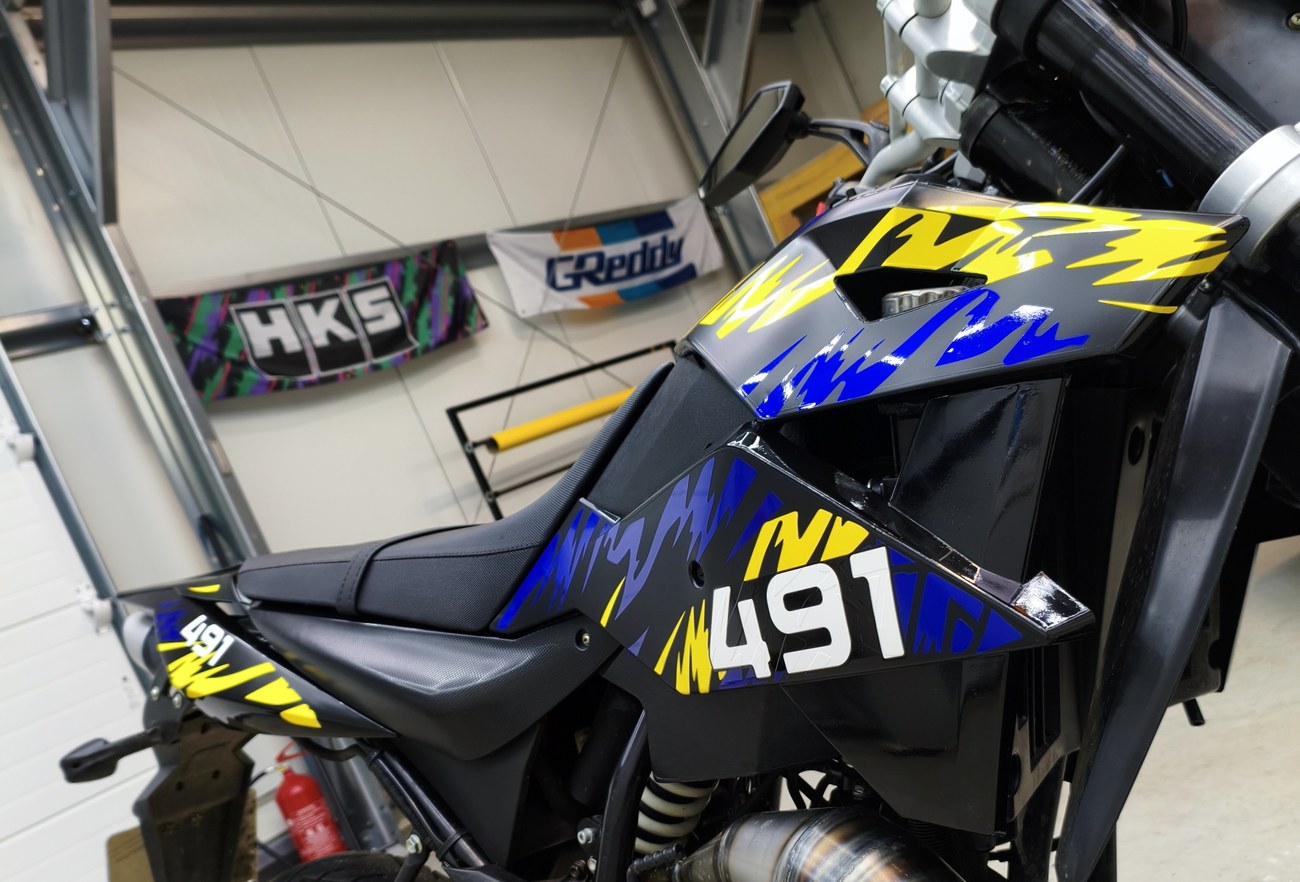 Moto kit déco éclairs — détail réservoir et selle